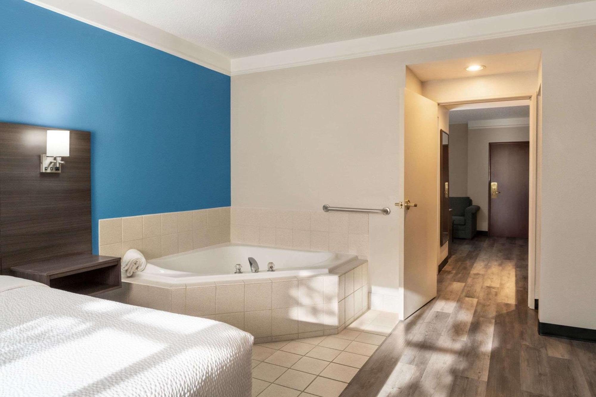 La Quinta By Wyndham Madison American Center Extérieur photo