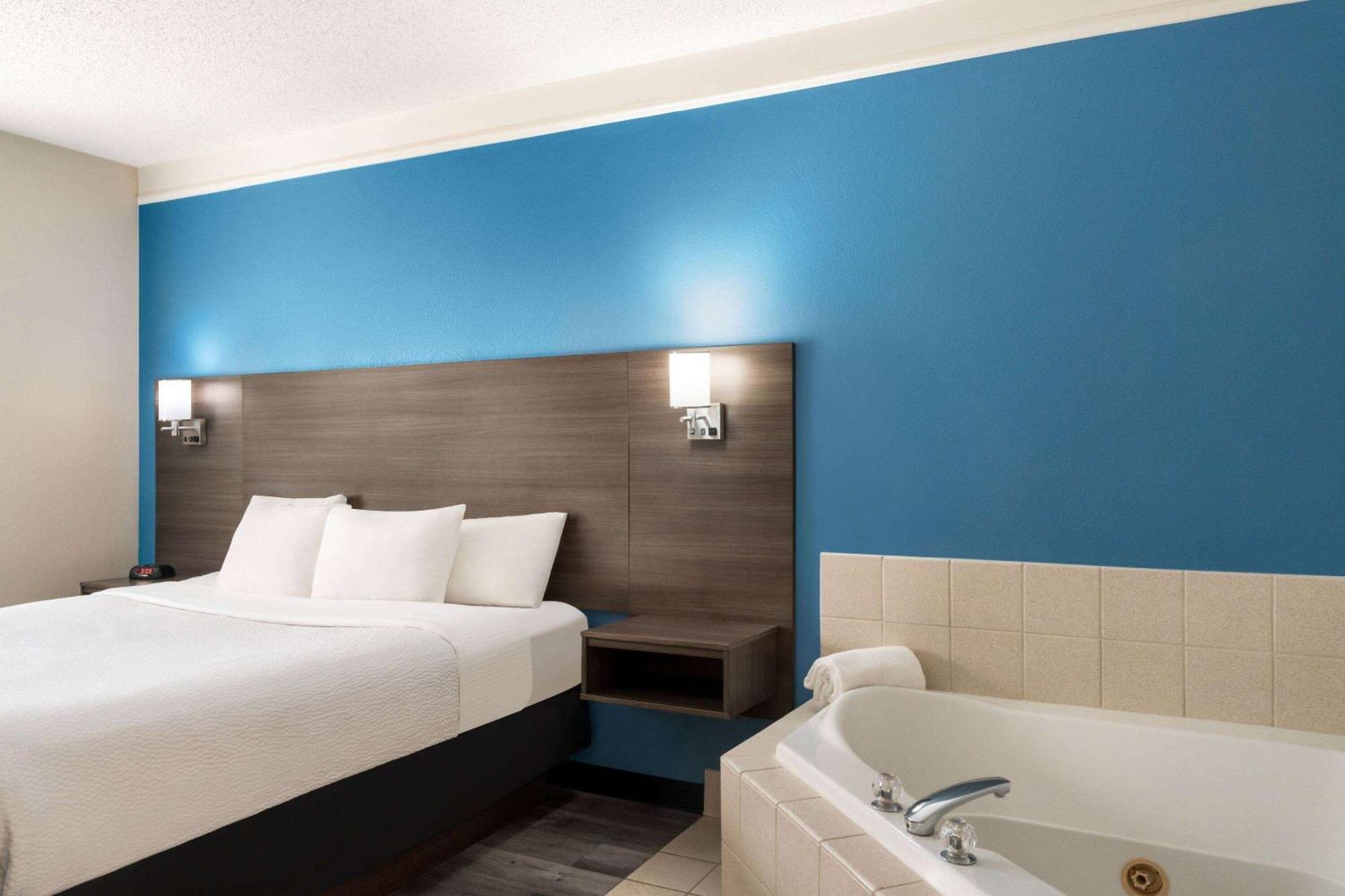 La Quinta By Wyndham Madison American Center Extérieur photo