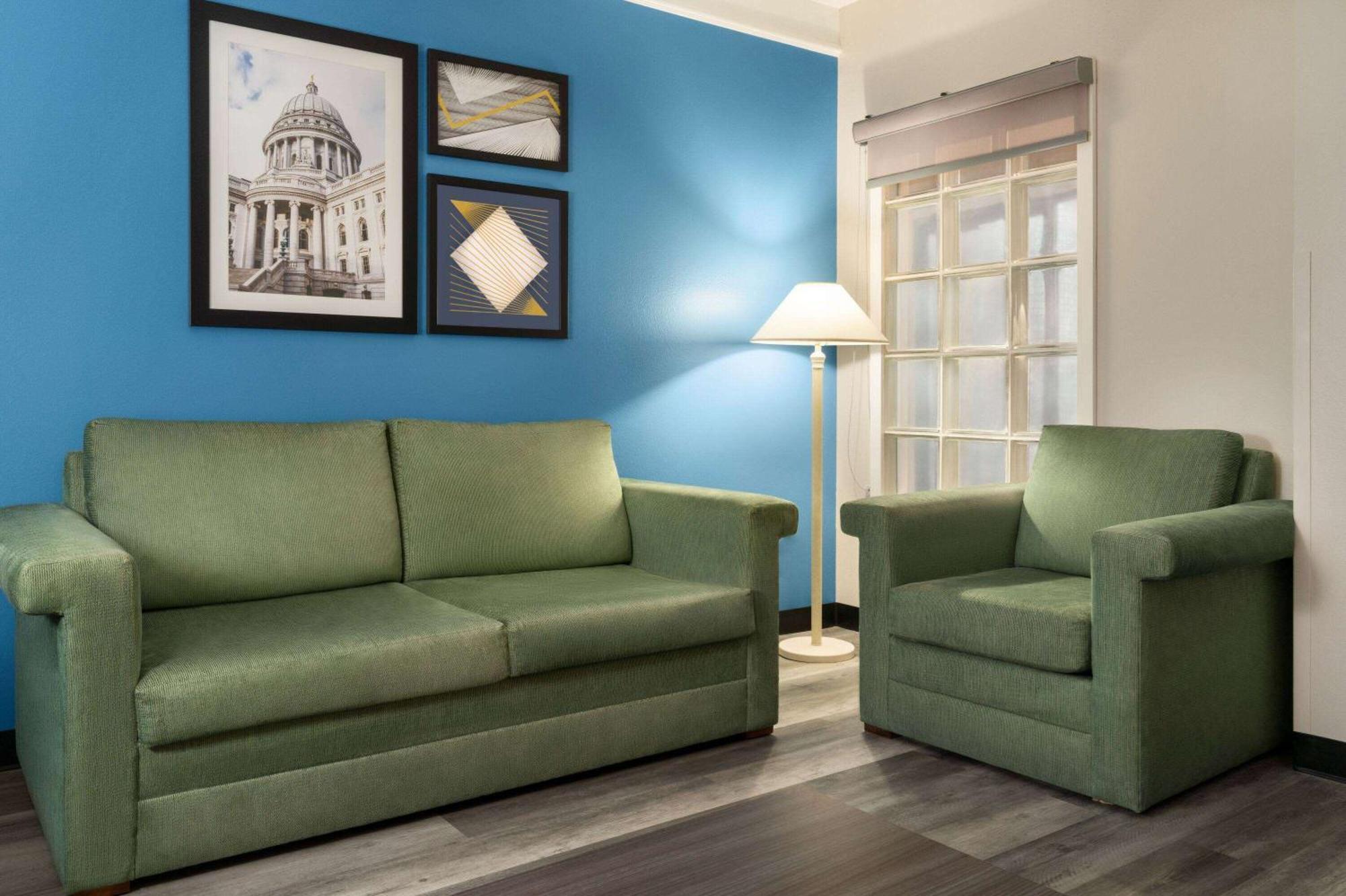 La Quinta By Wyndham Madison American Center Extérieur photo