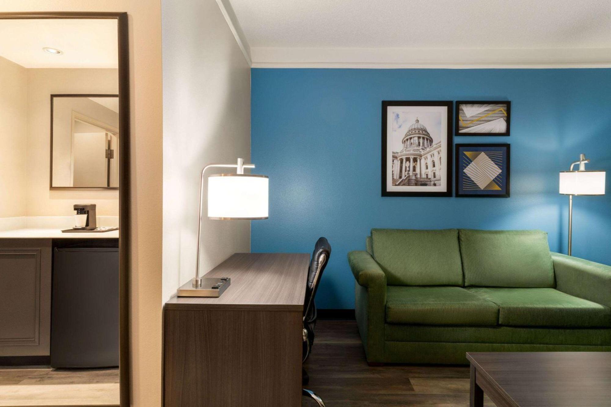 La Quinta By Wyndham Madison American Center Extérieur photo