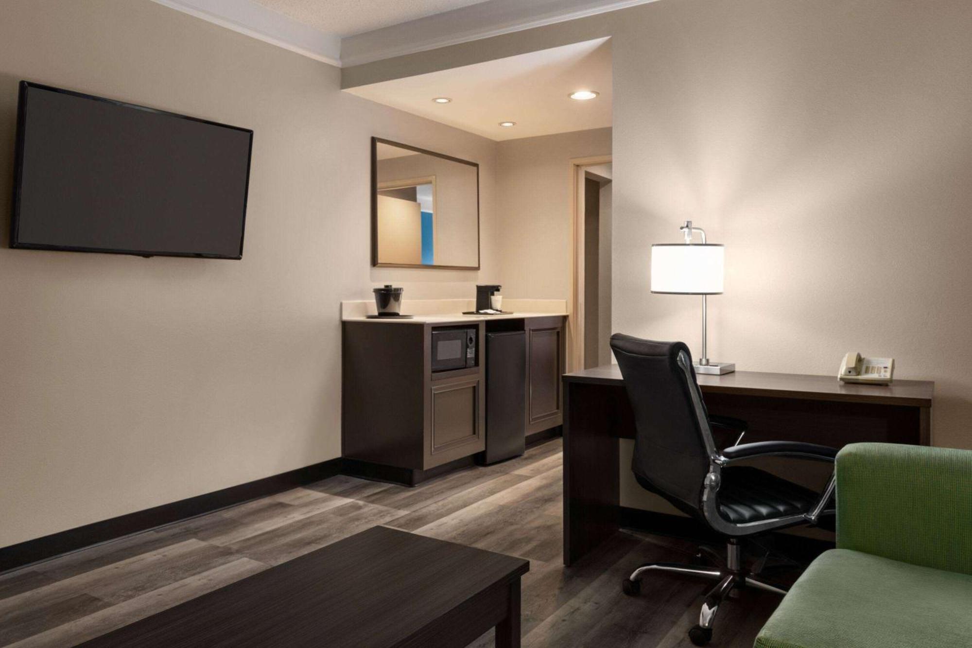 La Quinta By Wyndham Madison American Center Extérieur photo