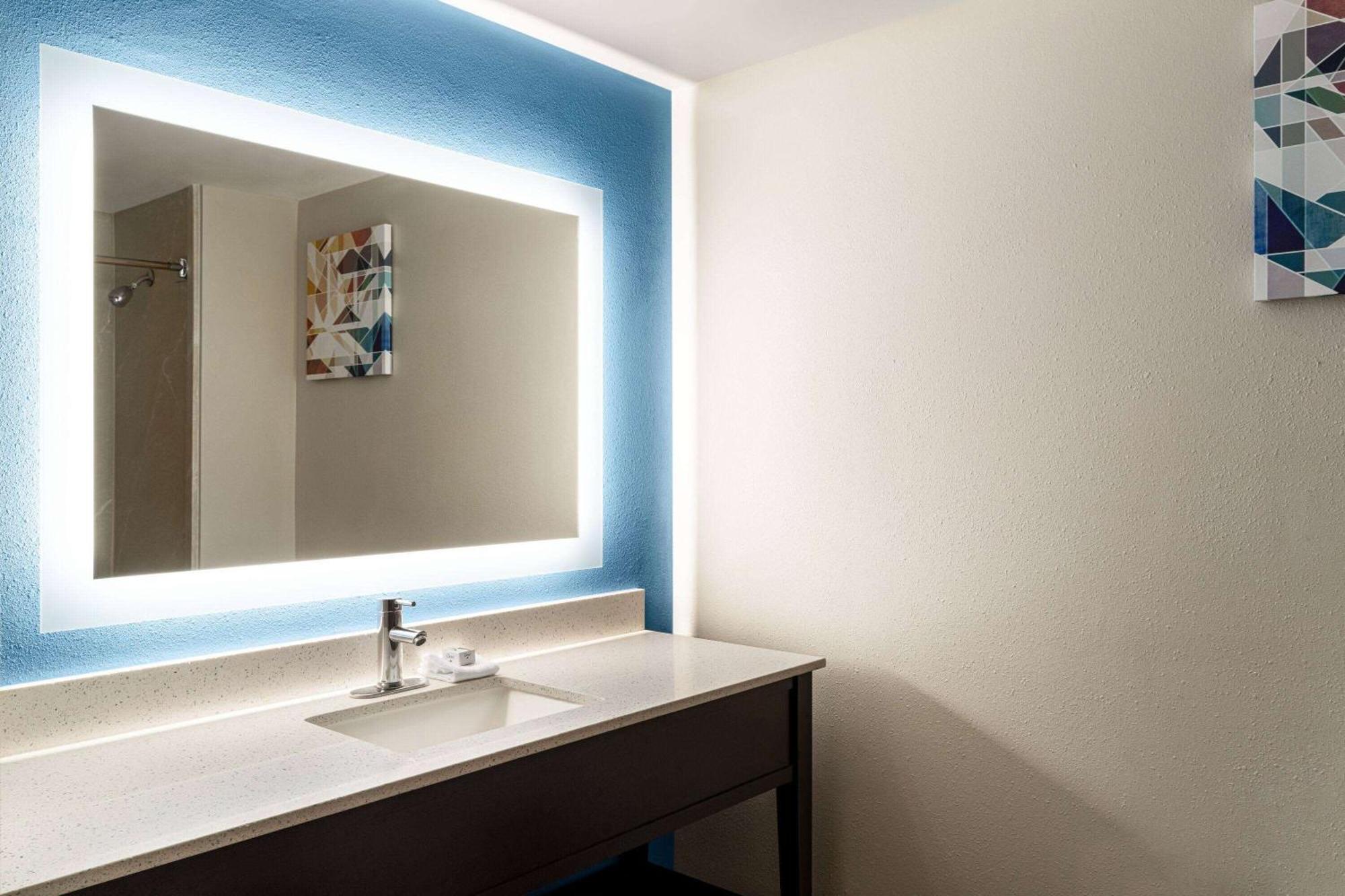 La Quinta By Wyndham Madison American Center Extérieur photo