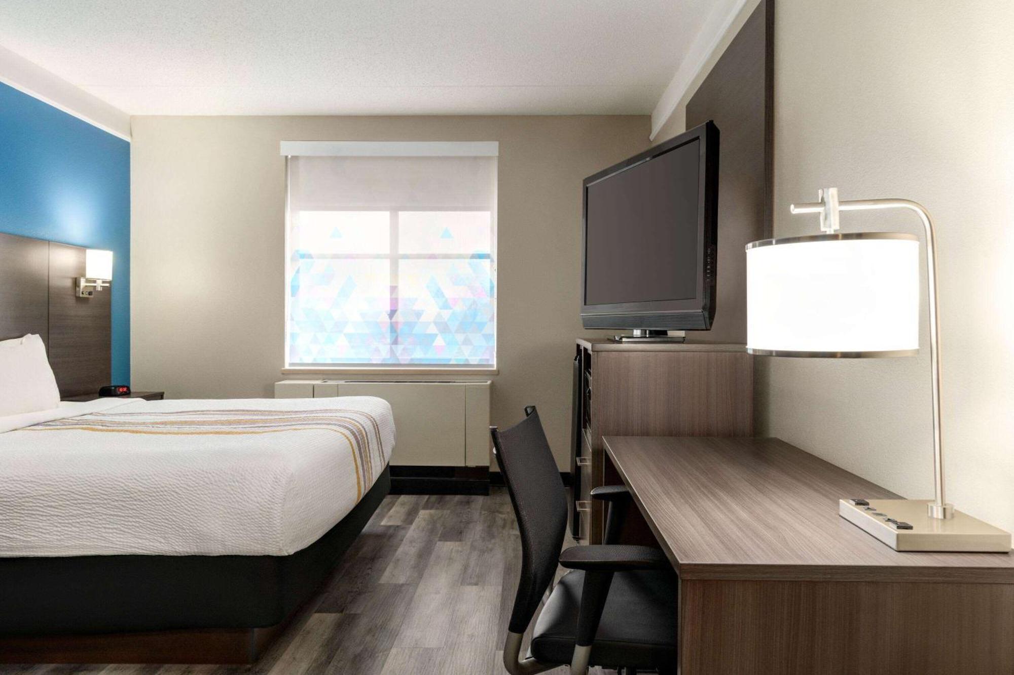 La Quinta By Wyndham Madison American Center Extérieur photo